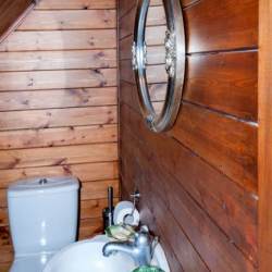 TOILETTE. AUF DEM DACHBODEN TOILETTE. AUF DEM DACHBODEN