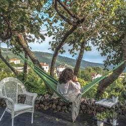 ΧΑΛΑΡΩΝΟΝΤΑΣ ΣΤΟ ΠΕΡΙΒΟΛΙ ΧΑΛΑΡΩΝΟΝΤΑΣ ΣΤΟ ΠΕΡΙΒΟΛΙ