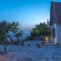 Η ΜΠΛΕ ΩΡΑ ΣΤΗΝ ΑΥΛΗ Η ΜΠΛΕ ΩΡΑ ΣΤΗΝ ΑΥΛΗ