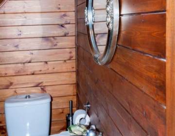 TOILETTE. AUF DEM DACHBODEN