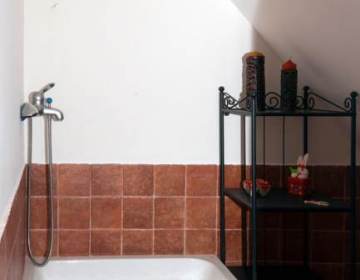 KLEINES BADEZIMMER IM DACHBODEN