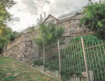 ΤΟ ΠΕΤΡΙΝΟ ΜΟΝΟΠΑΤΙ ΠΡΟΣ ΤΟ  ΣΠΙΤΙ