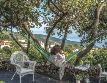 ΧΑΛΑΡΩΝΟΝΤΑΣ  ΣΤΟ ΠΕΡΙΒΟΛΙ