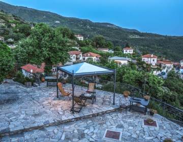 Η ΘΕΑ ΑΠΟ ΤΟ ΜΠΑΛΚΟΝΙ ΤΗΣ ΣΟΦΙΤΑΣ